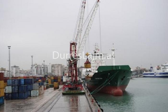 Përkeqësimi i motit paralizon punën në portin e Durrësit