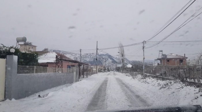 Ambulanca ngec në rrugë, i sëmuri dërgohet në spital me mjetin e bashkisë