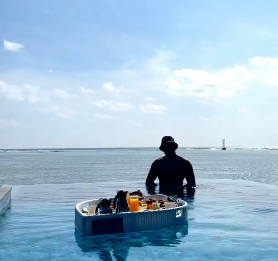 Pushimet e nxehta të Capital T në ishullin tropikal (FOTO)