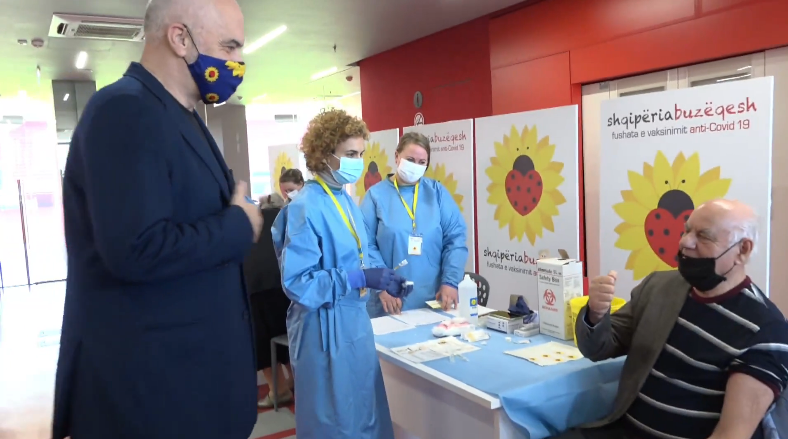 Rama mbërrin në “Air Albania”, momenti kur përshëndet ish-Presidentin Moisiu: Si je gjigand