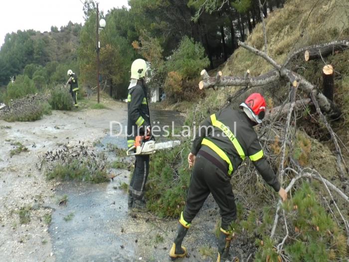 Pishat përfundojnë në asfalt, nis pastrimi i dherave nga rruga e Currilave (FOTO & VIDEO)
