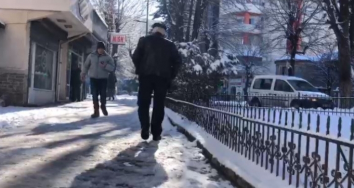 Rrëshqasin në akull, 10 qytetarë përfundojnë në spital me fraktura