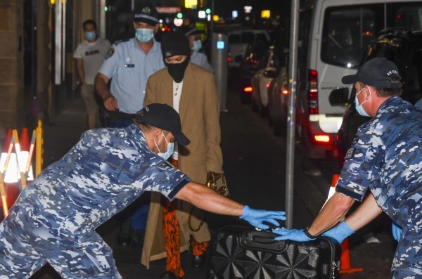 Theu rregullat antiCovid, Rita Ora shoqërohet nga policë të armatosur