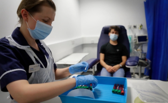 Britania e Madhe do të infektojë qëllimisht me Covid 90 të rinj vullnetarë