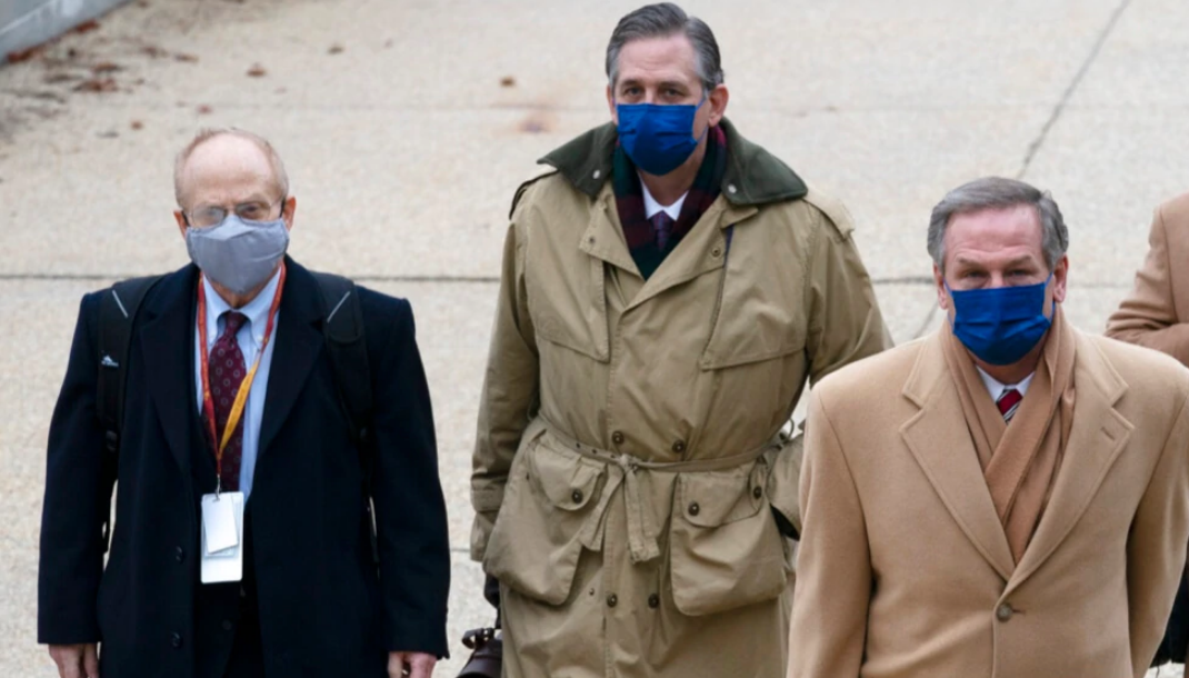 Avokatët e ish-Presidentit Trumpit fillojnë të paraqesin argumentat mbrojtëse