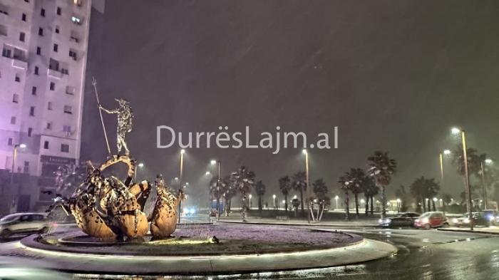 FOTOLAJM/ Durrësi nën “pushtetin” e dëborës