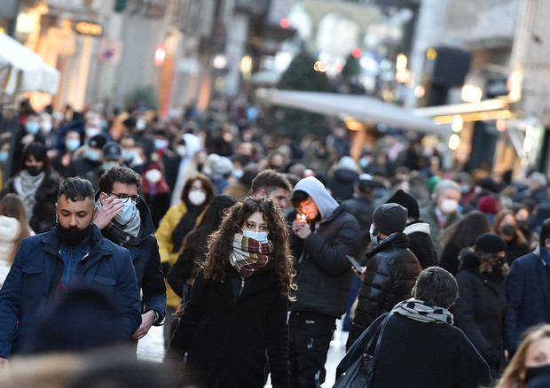 Mbi 15 mijë raste me COVID-19 dhe 353 viktima në Itali