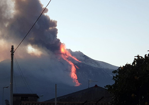 Shpërthim në vullkanin Etna, llavë dhe tym del nga krateri
