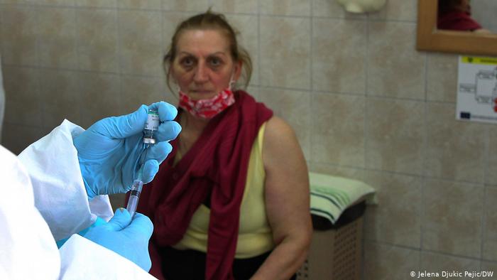 Serbia po vaksinon me shumë sukses. Po ku qëndron sekreti?