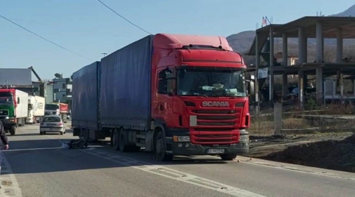 Kamioni përplas motorin me dy persona, burrë e grua përfundojnë në spital