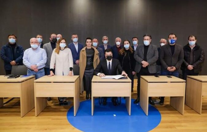 Basha publikon foto me drejtuesit politikë: Bashkë do të sjellim shpresë të re