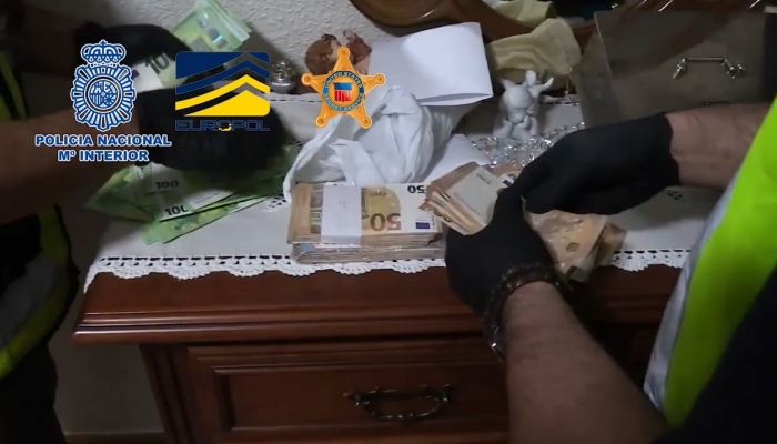 SKEMA/ Shqiptarët vidhnin miliona në bankat e SHBA-së, ja si i shpenzonin paratë