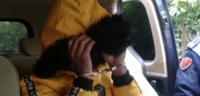 Futën në furgon 36-vjeçarin dhe lejuan gazetarët ta pyesnin, pezullohen 3 efektivë të policisë