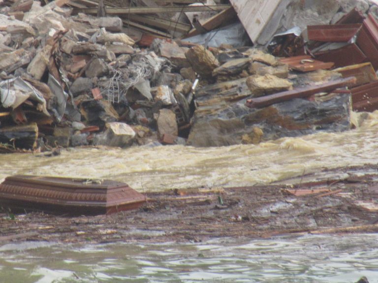 Shokohen banorët në Itali, deti mbushet me qindra arkivolë (FOTO & VIDEO)