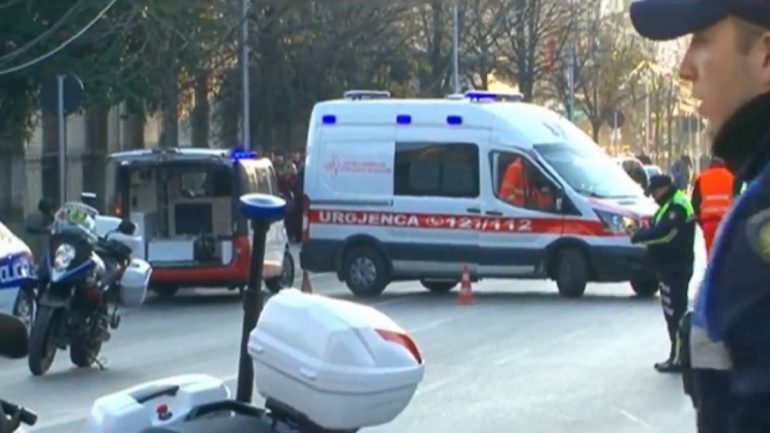 Makina përfundon në trotuar, plagosen 2 të rinj këmbësorë