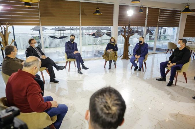 Takimi i Bashës me biznesmenët në Durrës: Mbështetje të fuqishme financiare, jo parulla e premtime bosh