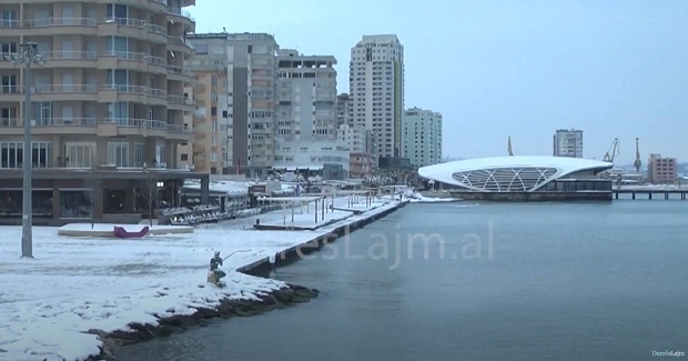 Mëngjesi i Shën Valentinit e gjen Durrësin të zbardhur nga dëbora (VIDEO)