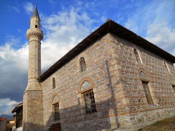 Maskat grabisin gjatë natës xhaminë