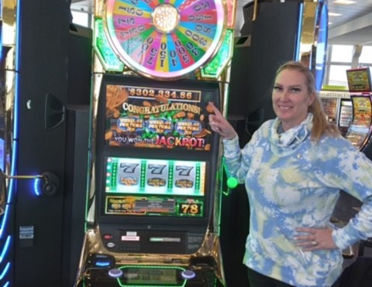 Fiton më shumë se 300 mijë USD, turistja feston si “e çmendur”