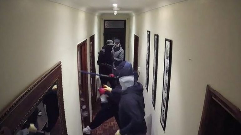 Tentohet të grabitet banesa, lëndohet një i mitur dhe një grua nga përplasja me hajdutët