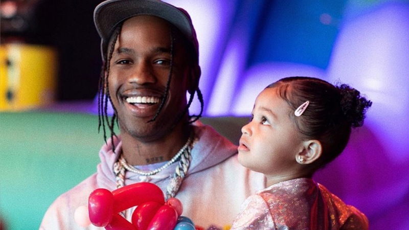 Rrëfimi i Travis Scott për vajzën: Stormi është frymëzim i madh në jetën time