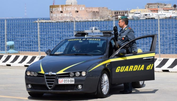 Policia italiane sekuestron 30 kilogramë drogë në ambulancë, dy të prangosur