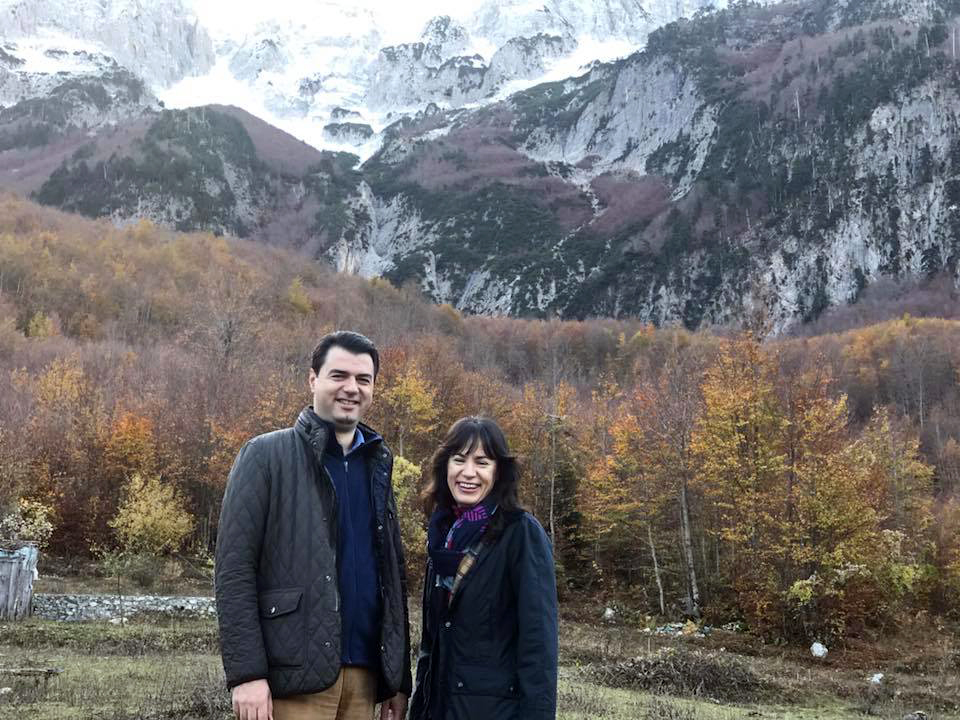 “Duke zbritur Llogaranë”, bashkëshortja e Bashës bëhet nostalgjike, publikon foton e  para shumë viteve