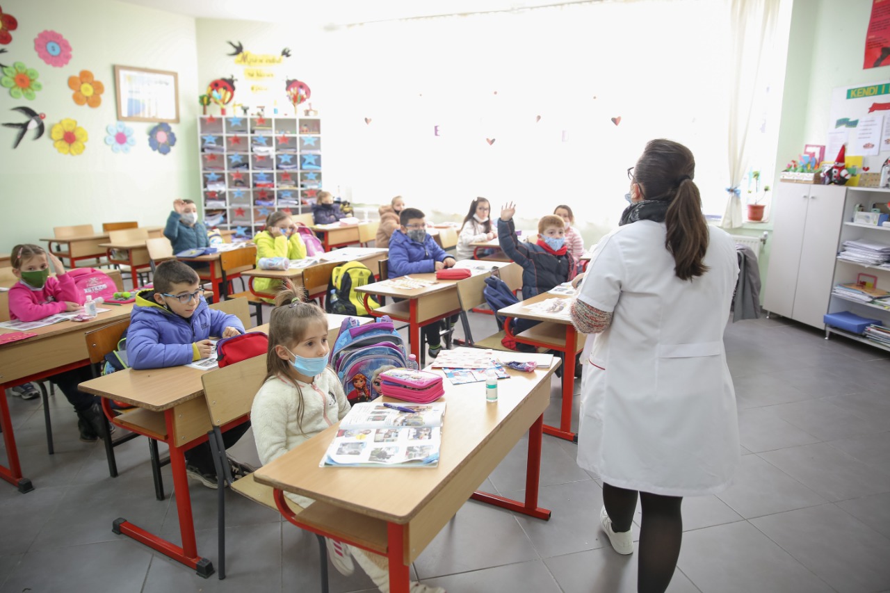 Kushi për mësimin online në gjimnazet e qyteteve me risk të lartë: Të jemi rigorozë dhe të motivuar për të ndjekur siç duhet procesin mësimor