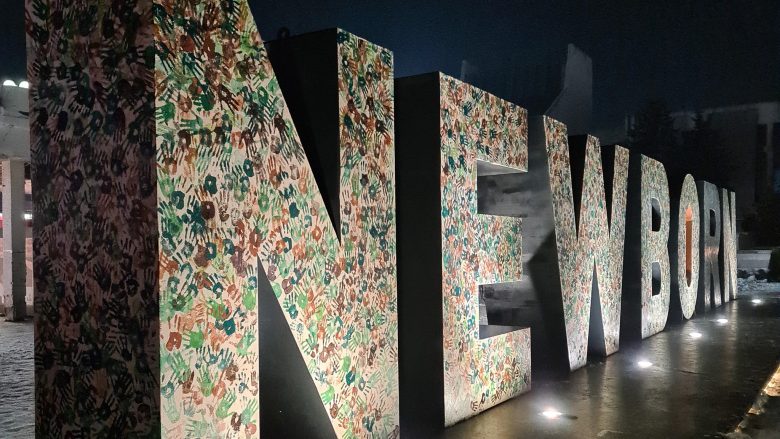 “E prumë paqen bashkë”, monumenti i Newborn-it merr pamje të re në ditën e pavarësisë