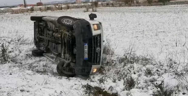 Aksident, furgoni rrëshqet nga rruga