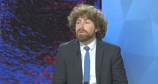 Pse ikin të rinjtë/ Pedagogu: Problem është sistemi, mund të kesh 7 diploma por prapë s’ke një punë