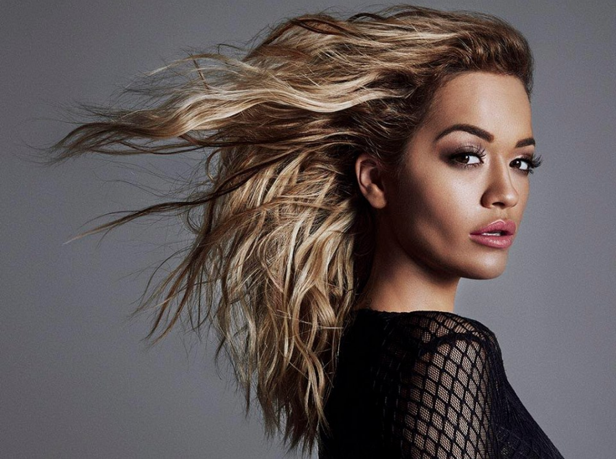 Rita Ora pëson një incident dhe e ëma i dha një këshillë tipike shqiptarësh