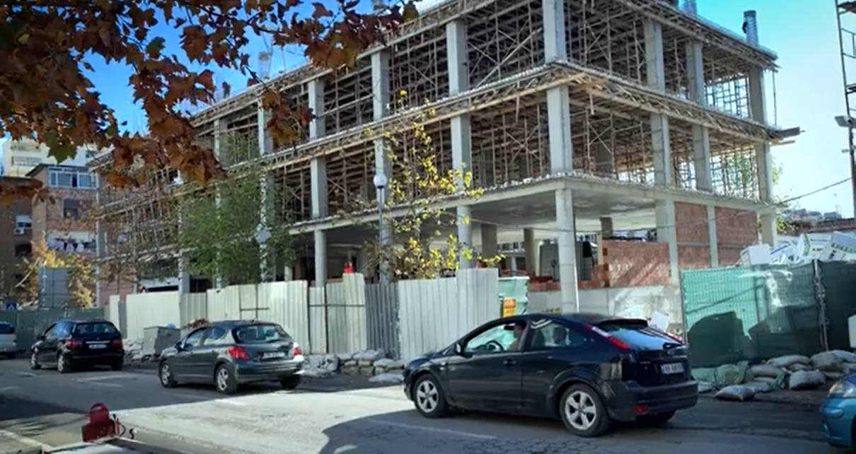 Rindërtimi i shkollës dëmton pallatin në Durrës, banorët në udhëkryq për dëmtimet