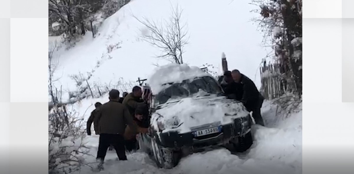 Shënohet vktima e parë nga acari, bllokohet në rrugë makina, e moshuara ndërron jetë