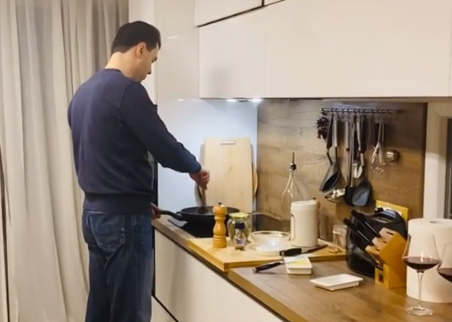 Basha shfaqet në kuzhinë duke gatuar, kërkesa që i bën të shoqes (VIDEO)