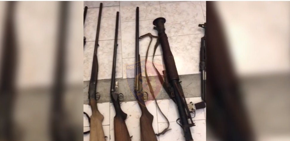 Arsenal armësh në banesë, në pranga 37-vjeçari, në kërkim i ati