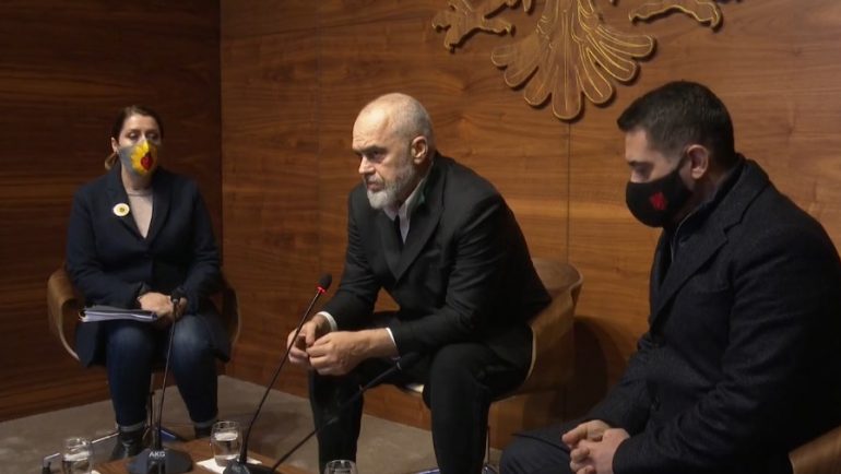 Mbërrijnë dozat e para të vaksinës në Shqipëri, Rama i pret në Rinas