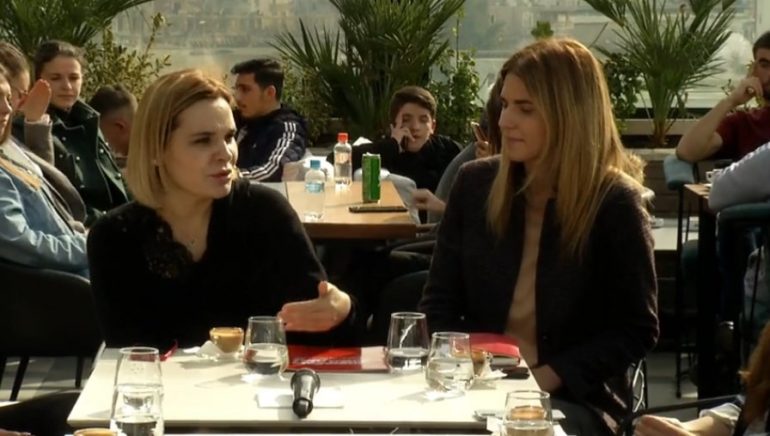 Kryemadhi: Kryeministri në vend të punojë, flet gjithë ditën