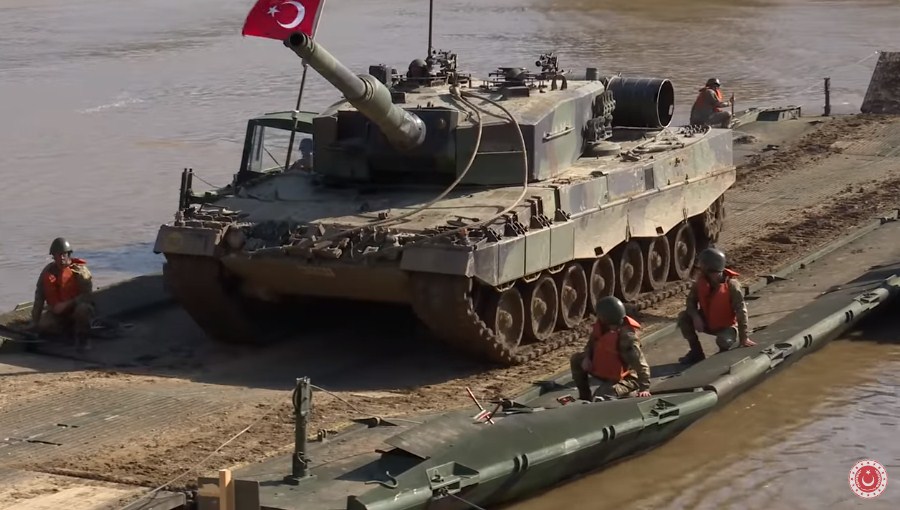 Tanket turke “pushtojnë” kufirin, alarmohet pala greke