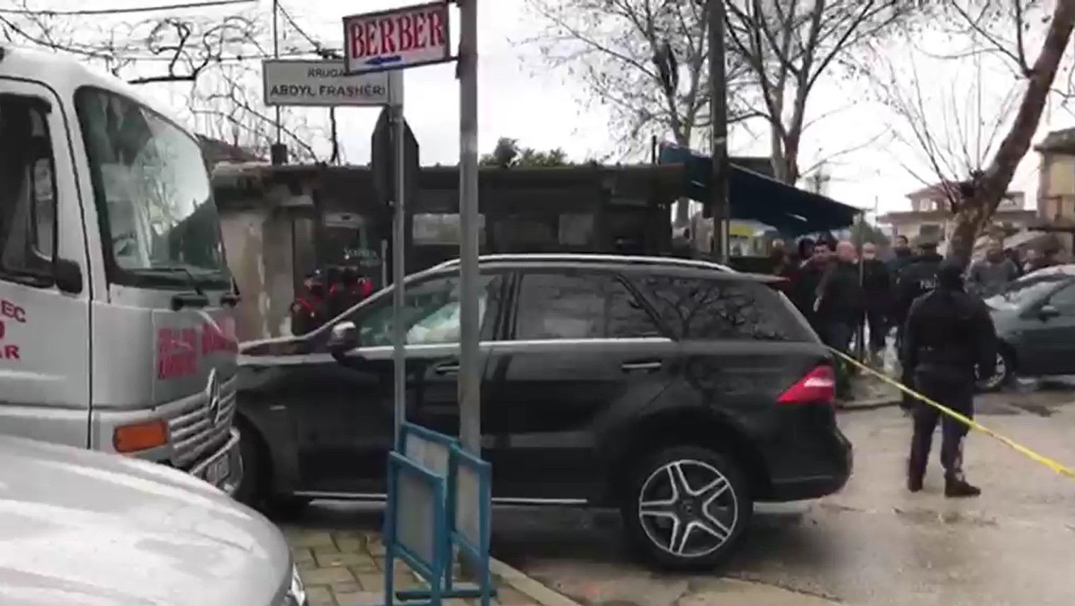 Vrasja në makinë, policia: Autori u largua me “Range Rover”, u gjet i djegur