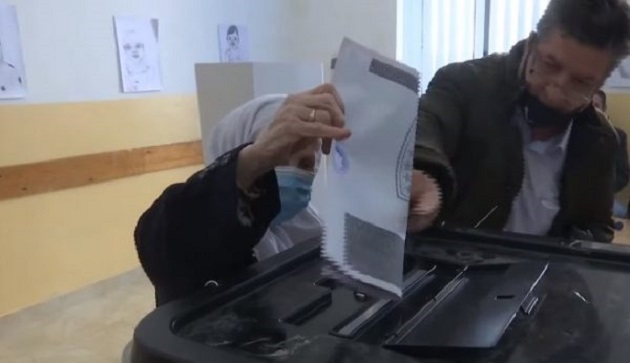 Voton 107-vjeçarja në Kosovë: Pres ndryshim për të rinjtë