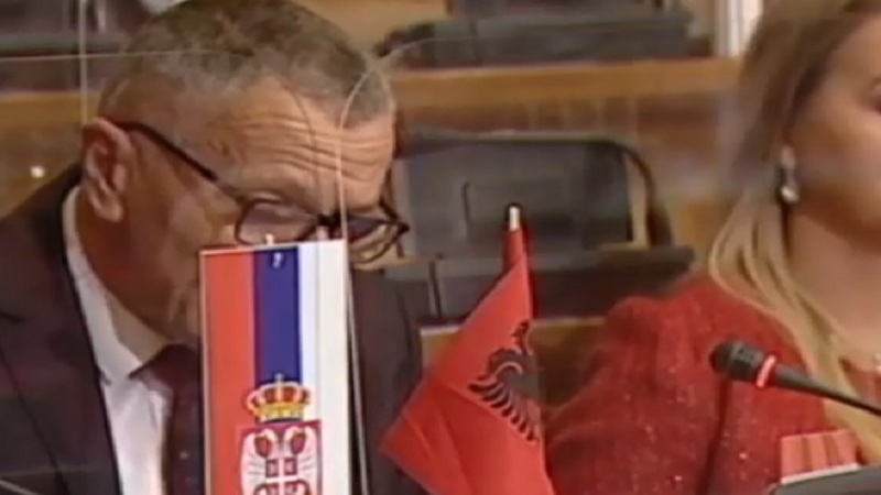 Shaip Kamberi mban fjalimin e parë shqip në Parlamentin serb, replikon me Daçiç