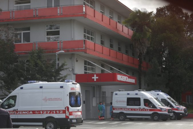17 viktima dhe 1112 raste të reja me Covid, shifra të larta infektimesh në Durrës dhe 3 humbje jete