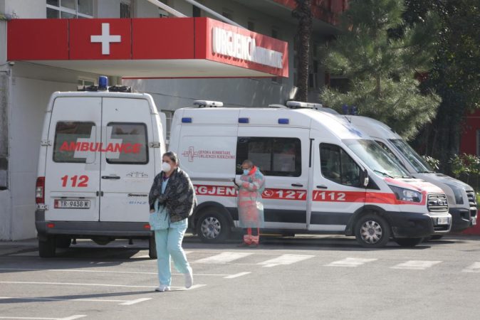 Covid-19 i merr jetën ish-shefit të Infektivit