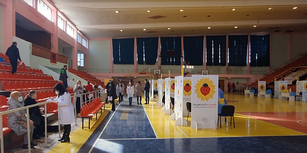 Te moshuarit kërkojnë vaksinën/  Vijon vaksinimi i mjekëve në Vlorë dhe Gjirokastër