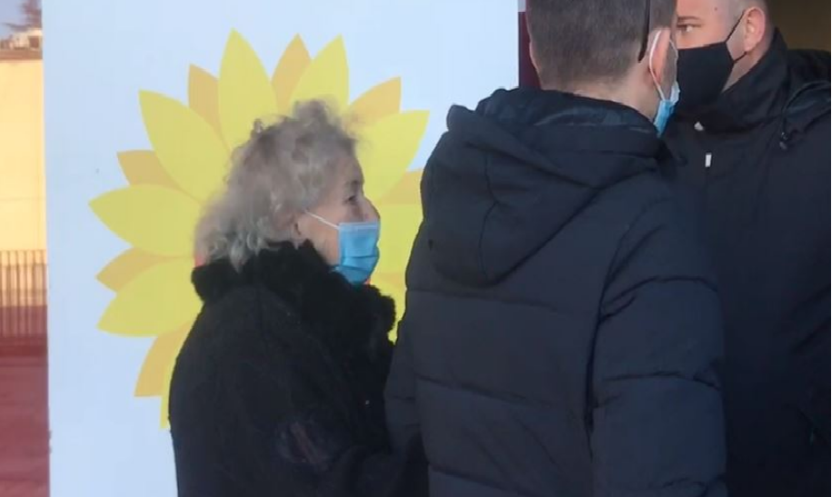 Nis sot vaksinimi i 24 personaliteteve, mbërrin në “Air Albania” Tinka Kurti