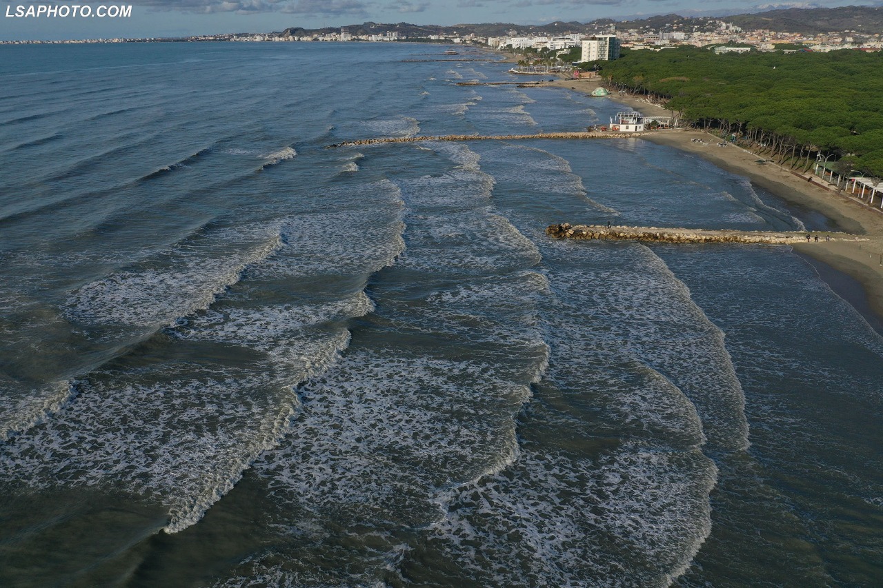 FOTOLAJM/ Moti i ngrohtë këtë të shtunë e bëri edhe më të bukur bregdetin e Durrësit