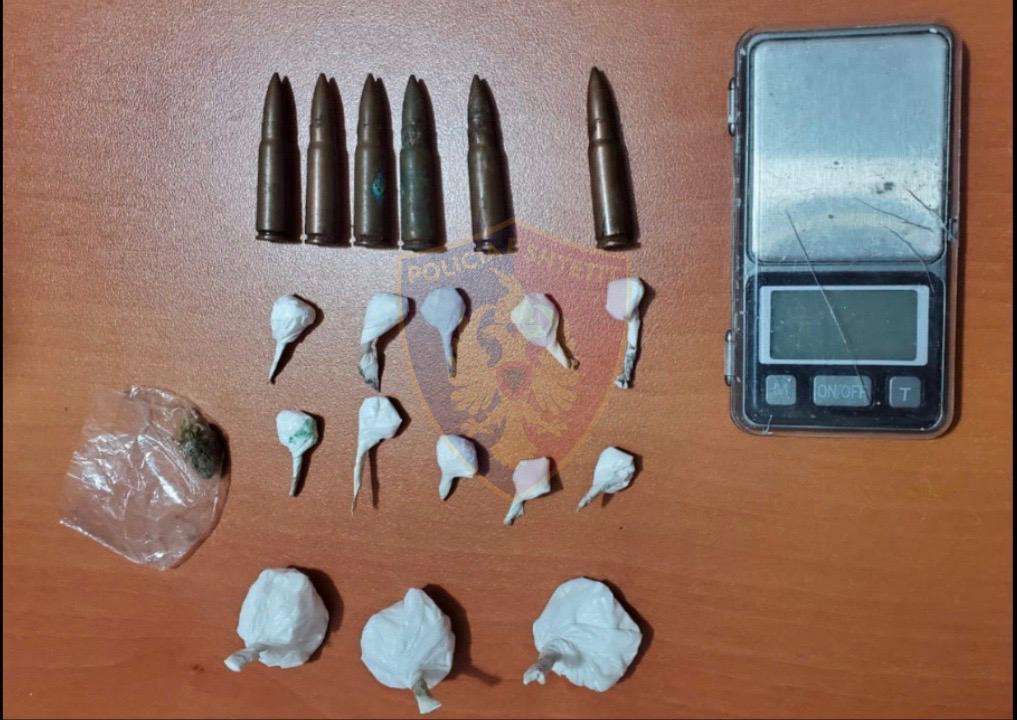 Arrestohet shpërndarësi i drogës në Durrës, kontrolli në lokal fundos edhe dy persona të tjerë