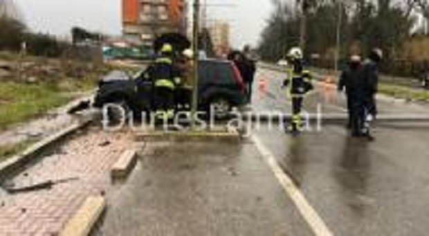 Aksidenti i frikshëm në Durrës, policia: 25-vjeçari humbi kontrollin dhe u përplas me pemën dhe shtyllën ndriçuese