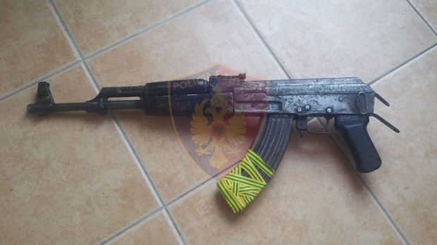 Arrestohet 32-vjeçari në Durrës, policia i sekuestron kallashin që mbante në banesë